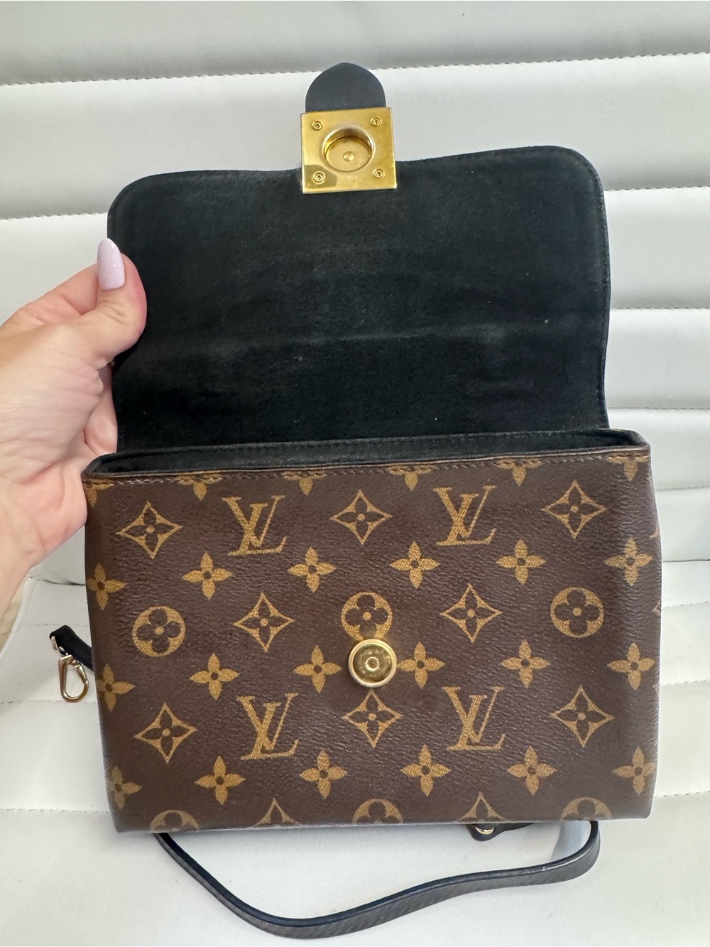 Louis Vuitton Locky BB monogram and black handbag with strap - Picture 9 of 9